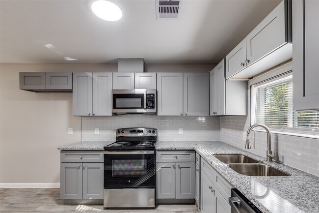 Building Photo - 6038 Glenhurst Dr