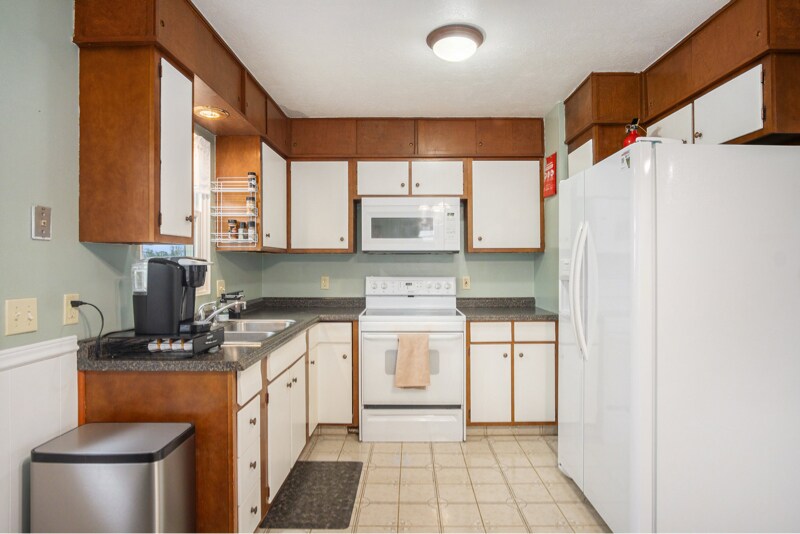 Building Photo - 9650 Sahler St