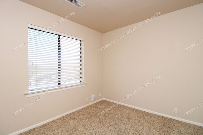 Building Photo - BEAUTIFUL 4 BEDROOM + LOFT ON CULDESAC WITH POOL/SPA