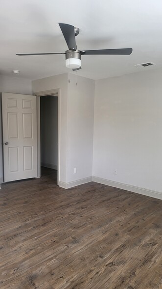 Building Photo - 3236 W 59th St