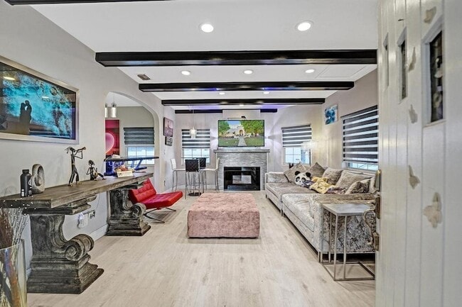 Building Photo - 2000 Jackson St