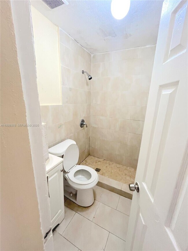 Building Photo - 236 E 14th St