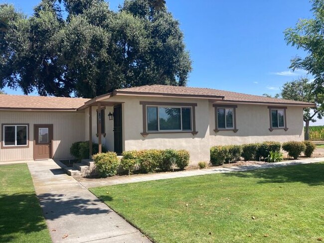 Building Photo - Turlock Country Living 3 Bedroom 2 Bath Home