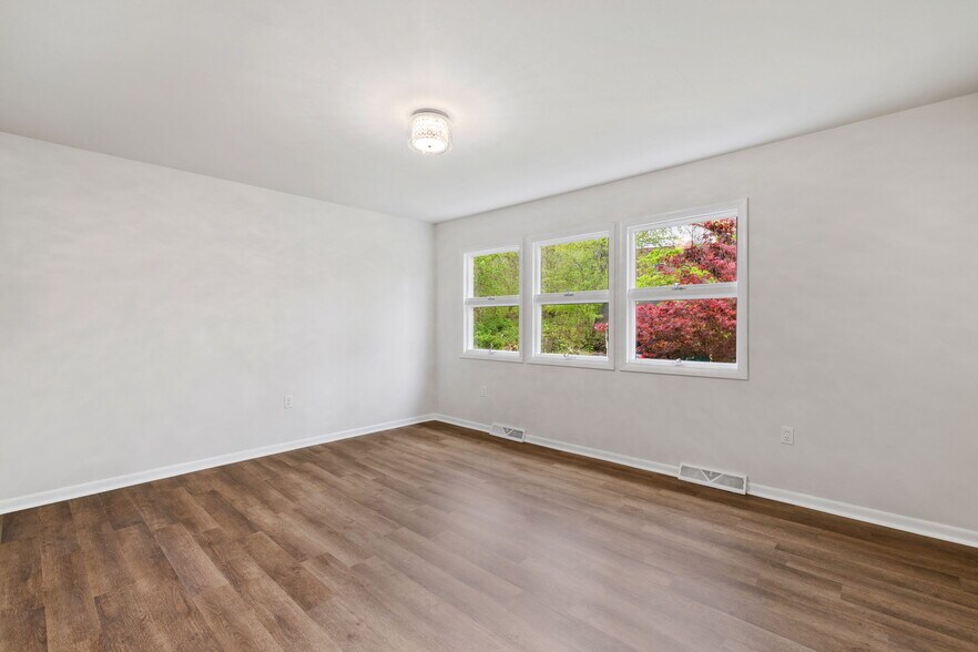 Building Photo - 216 Oakview Dr