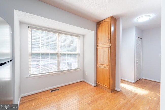 Building Photo - 413 Lakeview Ct