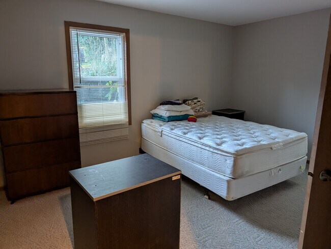 Furniture optional - can be removed - 538 Woodridge Ct