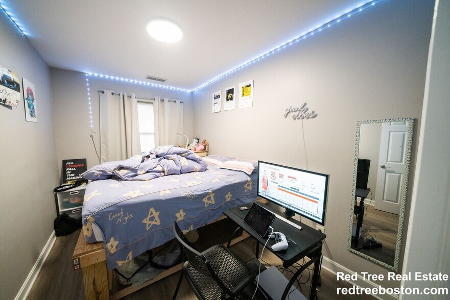 Building Photo - 191 Saint Botolph St