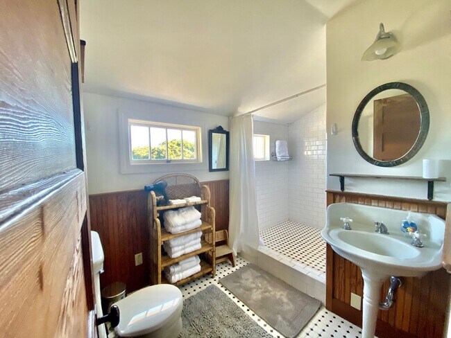 Building Photo - Pacific Grove Historical 3 Bed 2 Bath