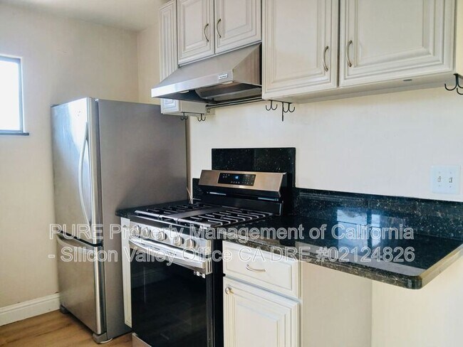 Building Photo - 7555 Sunset Way