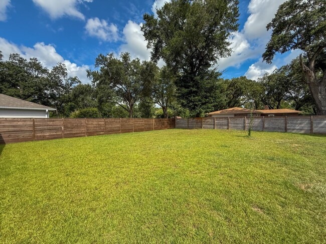 Building Photo - 3 Bedroom 2 Bath Home Located off 9 Mile R...