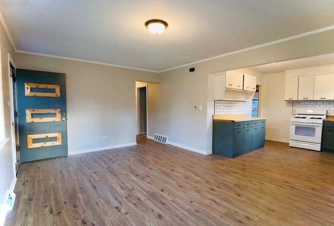 Building Photo - 423 Lawrence Ave