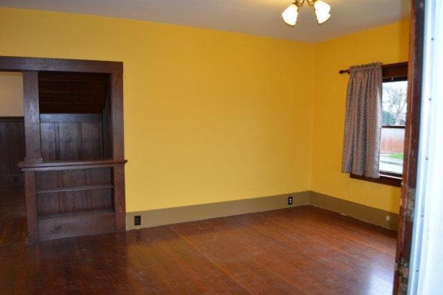 Building Photo - Beautiful, spacious Craftsman, Owner pays Yard Care, Laundry on site
