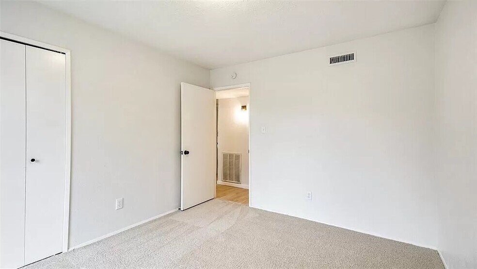 Building Photo - 7302 Hedge Dr