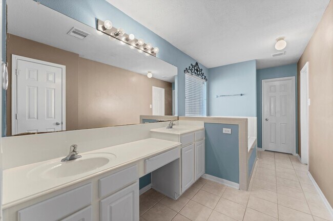 Building Photo - 15107 Summer Sunset Dr