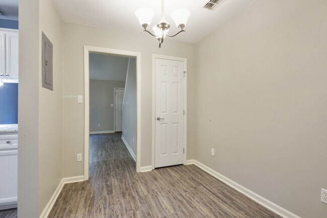 Building Photo - 3BR/3BA townhome with new painting and sta...