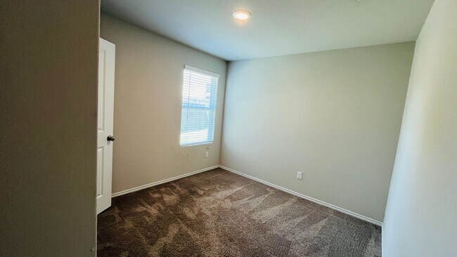 Building Photo - Spacious 4BR w/ Large Backyard – Close to ...