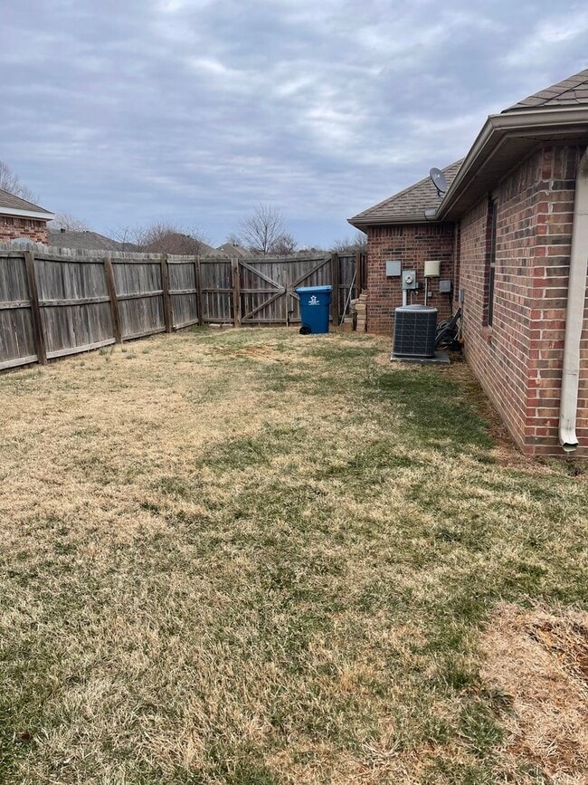 Building Photo - 405 Cherry St