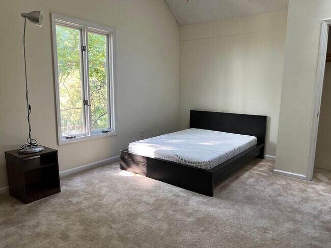 Building Photo - 4 Bed | 2 Bath Townhouse near NCSU - Stude...