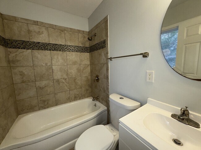 Building Photo - 304 Colonial Cir