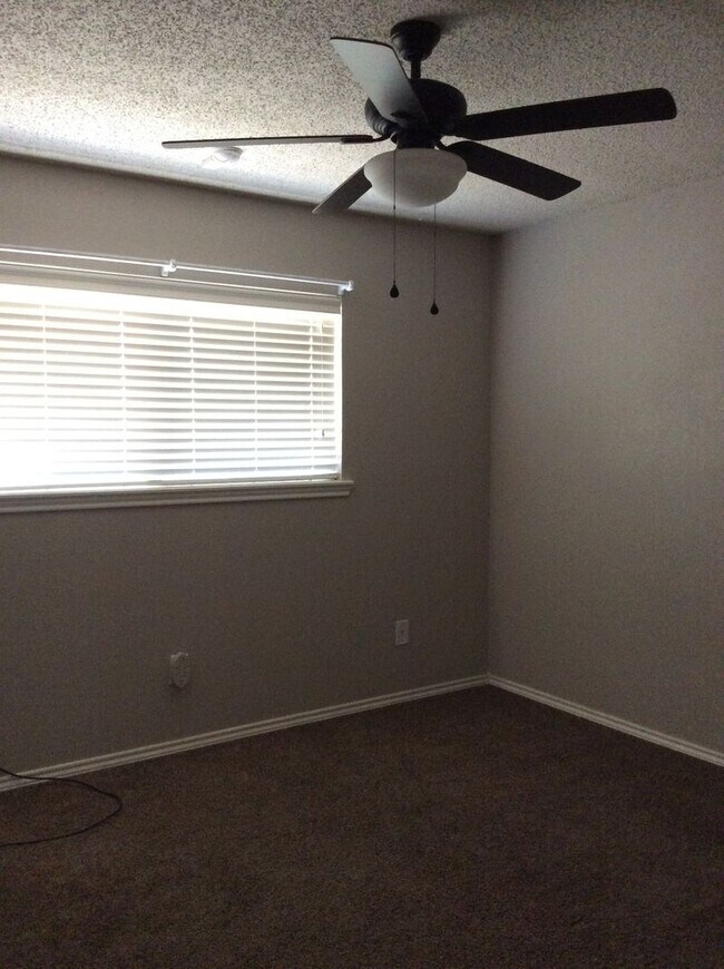 Building Photo - Beautiful 3/2/2 Home Available August!