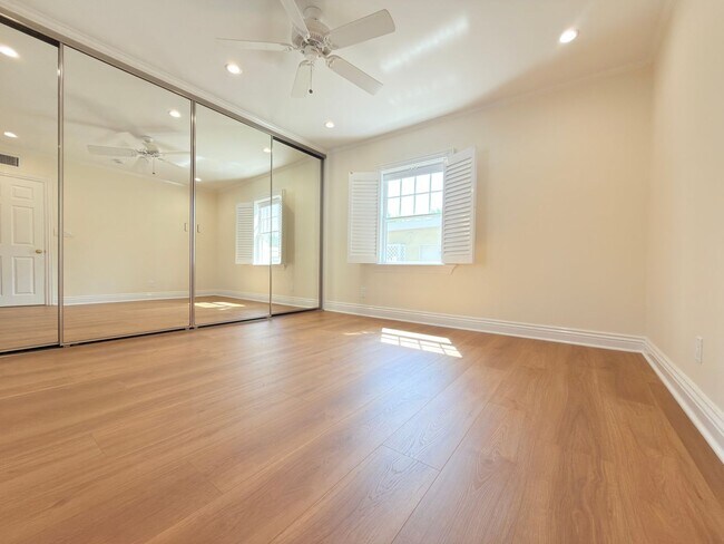 Building Photo - 12552 Oxnard St