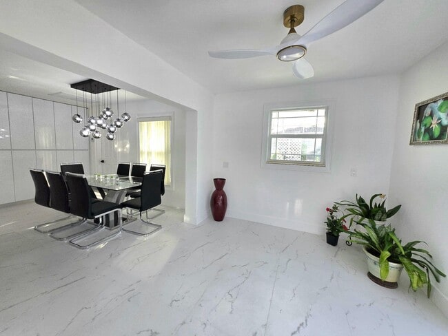 Building Photo - 12231 Areaca Dr