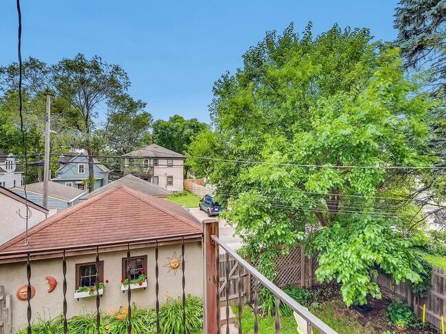 Building Photo - 3732 16th Ave S