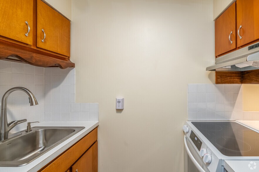 Studio - 500SF - Kitchen - Greenwood North Apartments