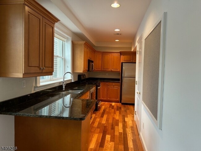 Building Photo - 94 Walnut St