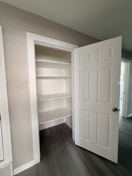 Building Photo - 1228 Oak Dr