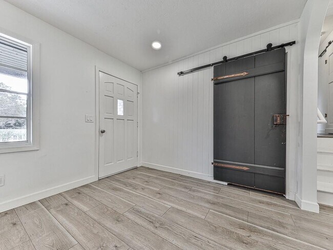 Building Photo - 421 Creek Valley Dr