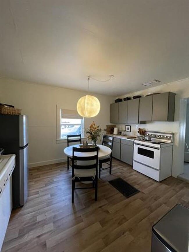Building Photo - Beautiful remodeled 2 bedroom, 1 bath hous...