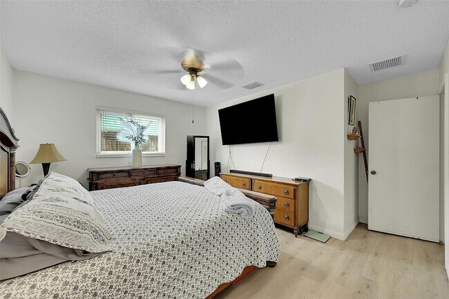 Building Photo - 4540 SW 26th Terrace
