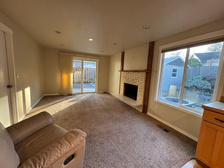 Building Photo - 9775 SW Robbins Dr