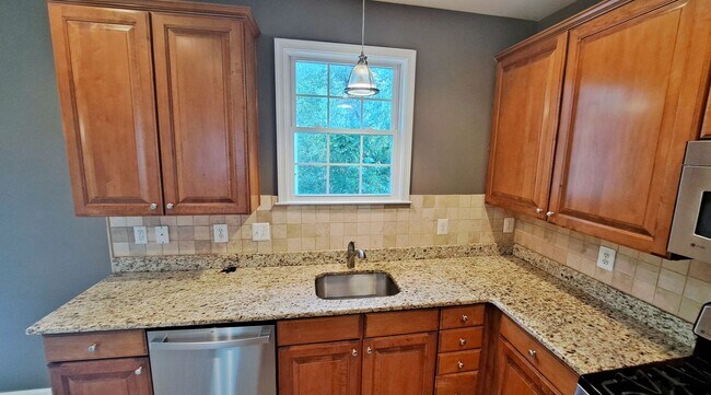 Building Photo - 3 Bed / 2-1/2 Bath Single Family Townhome with 1-Car Garage