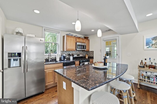 Building Photo - 102 E Linden St