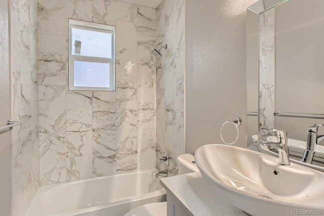 Building Photo - Beautiful newly built 2 bed, 2 bath home