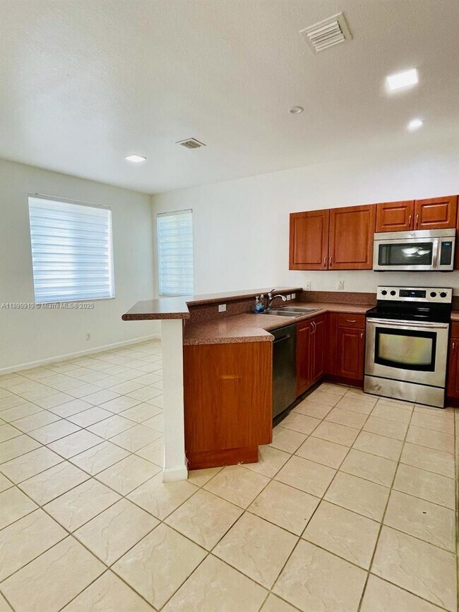 Building Photo - 5347 SW 40th Ave