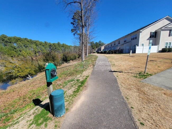 Building Photo - 100 Stratford Lakes Dr