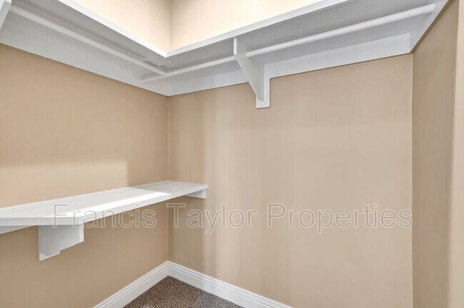 Building Photo - 2861 Eastview Terrace