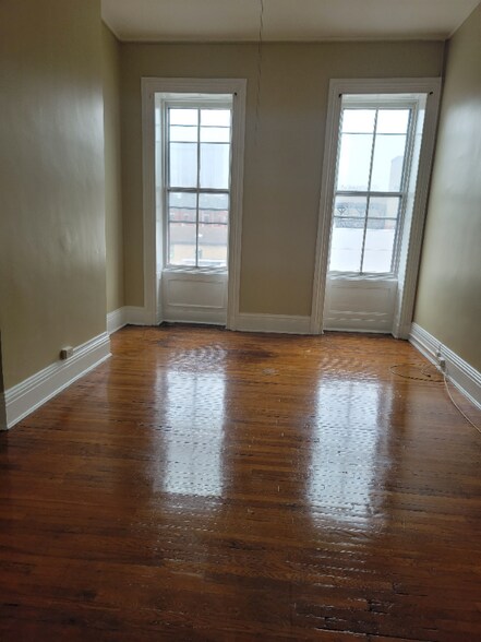 Building Photo - 220 W Madison St