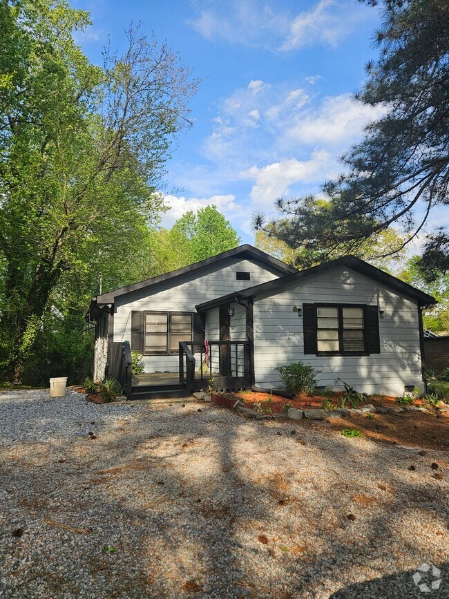 Building Photo - 3 bedroom 2 full bath home
