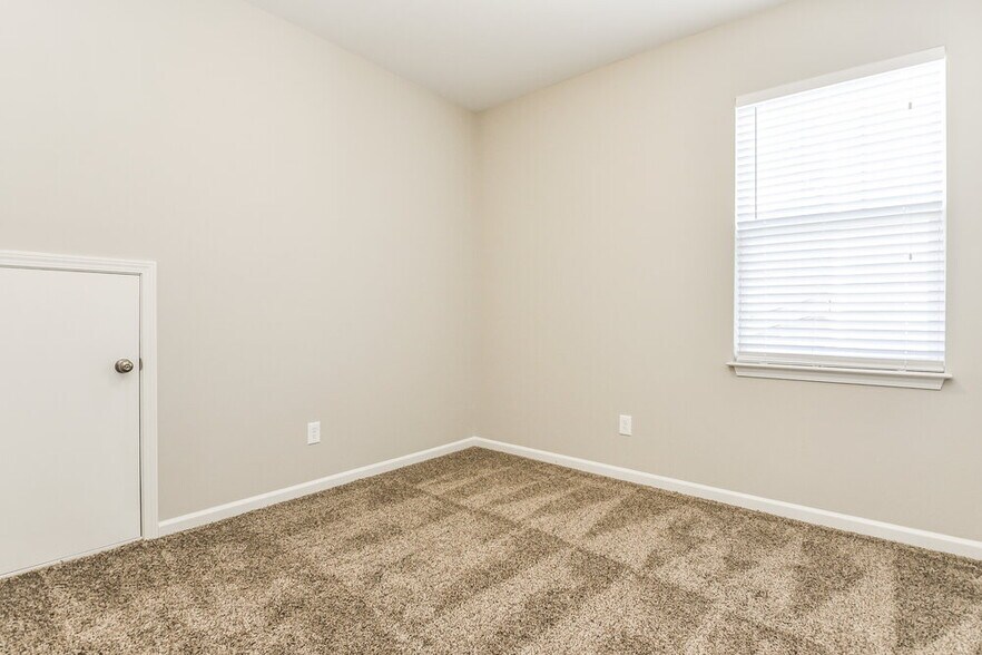 Building Photo - 698 Shefford Town Dr