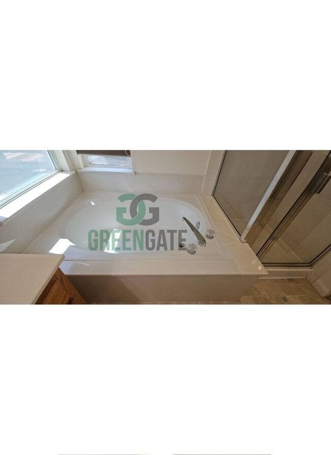 Building Photo - Beautiful 4 Bedroom, 3 Bathroom Home in Tr...