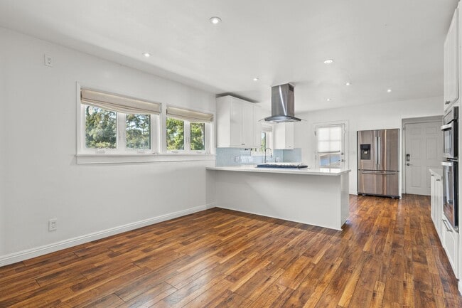 Building Photo - UPGRADED SOUTH OF THE BOULEVARD HOME WITH ...