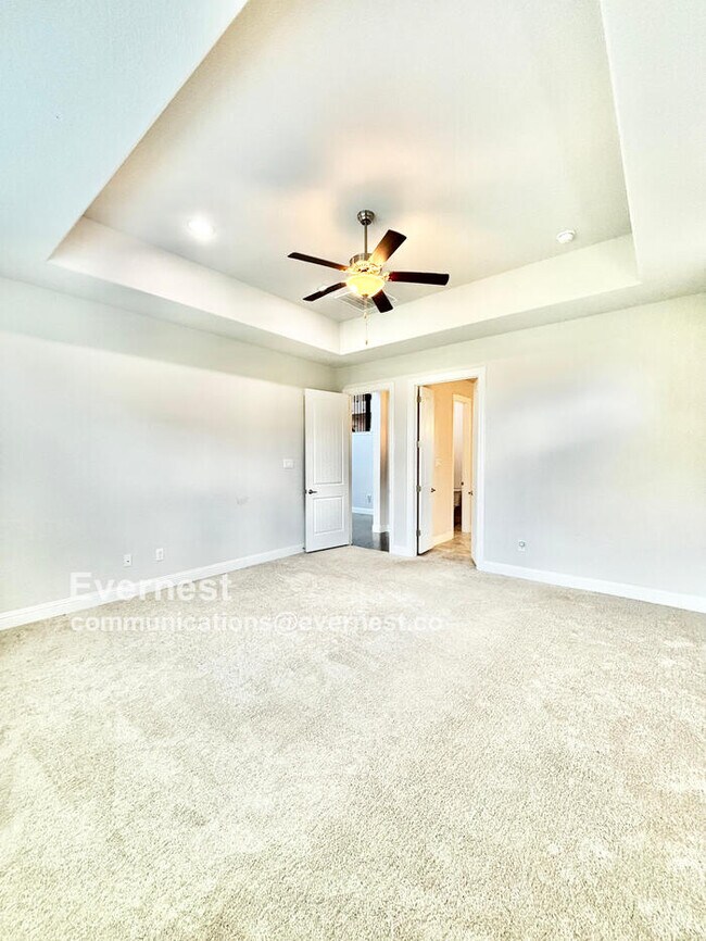 Building Photo - 566 Westwood Way Dr