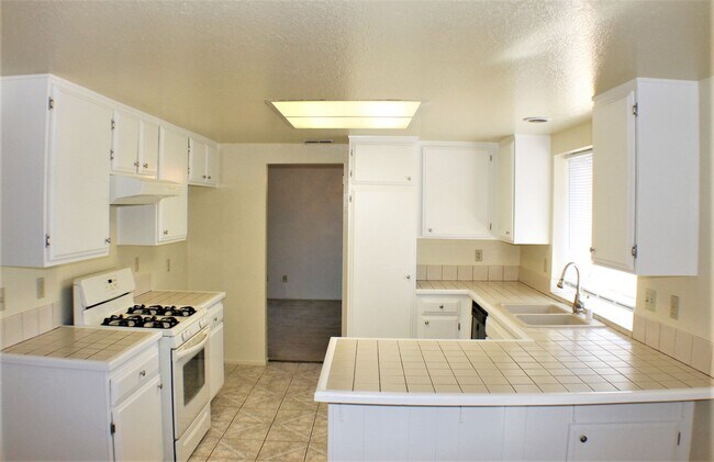 Building Photo - 25740 Rosebay Ct
