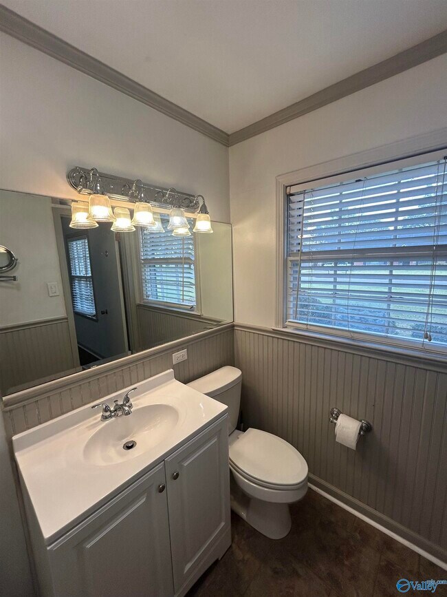 Building Photo - 2327 Quince Dr SE