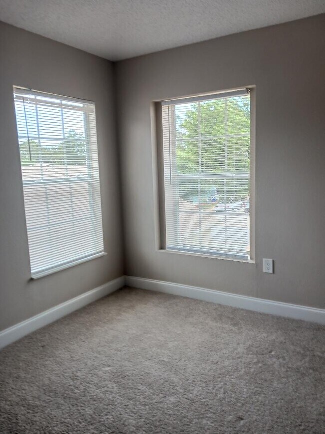 Building Photo - 2012 Fern Ridge Ct