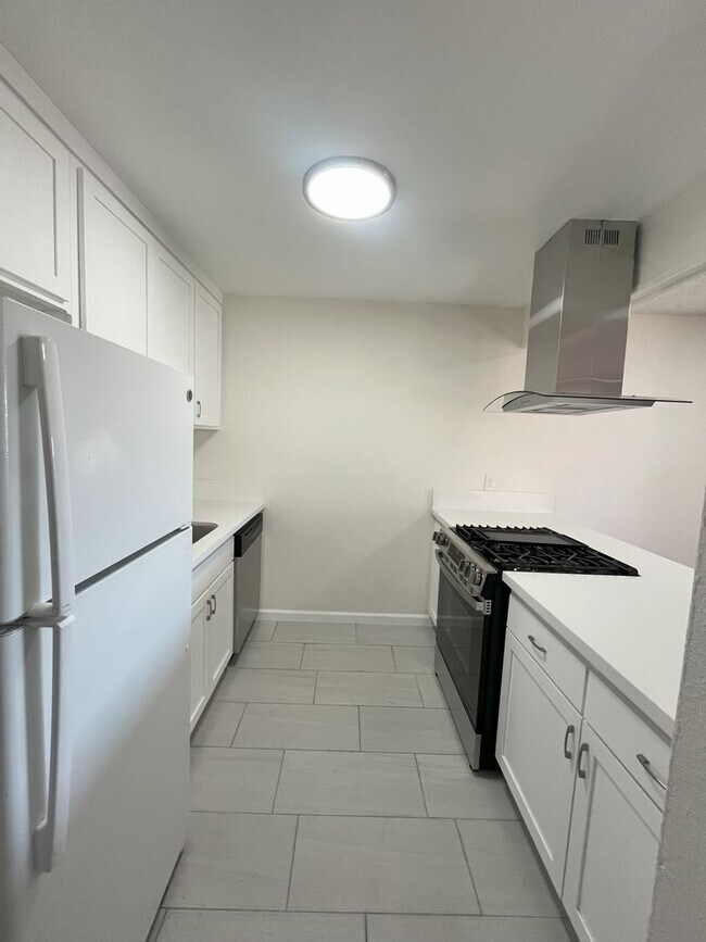 Building Photo - Upstairs Unit!! Under New Management!! Und...